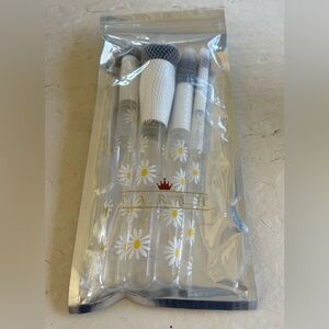 SEALED-F.A.R.R.A.H Daisy Makeup 4 Piece Brush Set Handles with Daisy’s-FULL SIZE